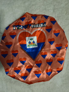 J'aime le bonnet en satin d'Haïti